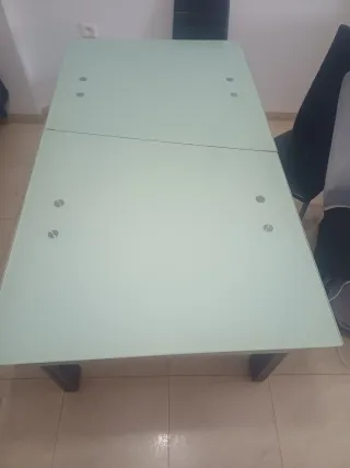 Mesa de comedor grande de cristal