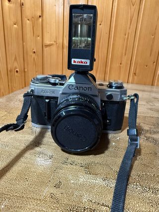 Cámara Canon AE-1 con flash KAKO