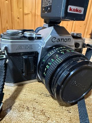 Cámara Canon AE-1 con flash KAKO