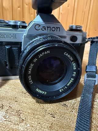 Cámara Canon AE-1 con flash KAKO