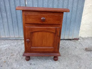Mesita de noche de madera