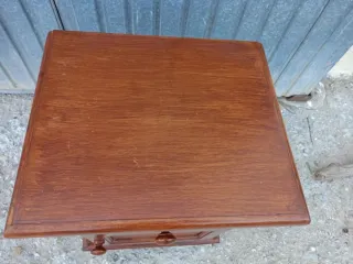 Mesita de noche de madera