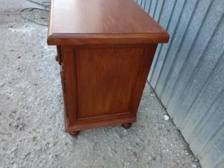 Mesita de noche de madera