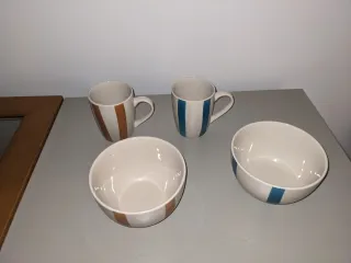 Tazas y vasos de cerámica a rayas