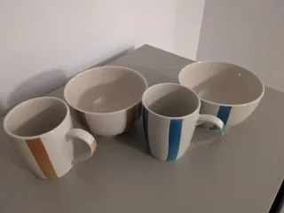 Tazas y vasos de cerámica a rayas