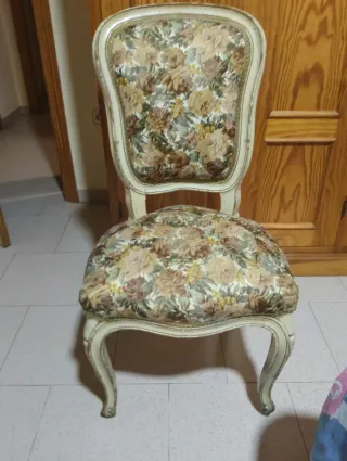 Silla tapizada floral estilo clásico