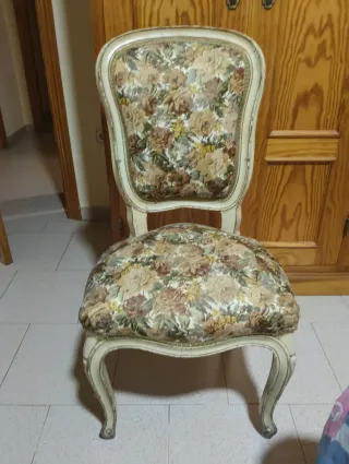 Silla tapizada floral estilo clásico