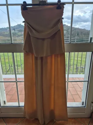 Completo beige: pantaloni gamba larga e top