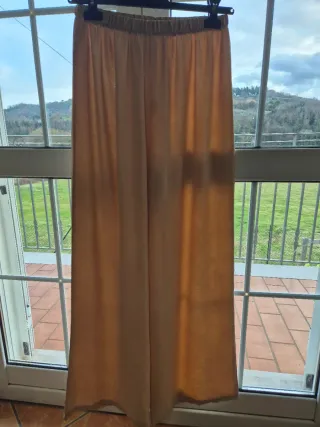 Completo beige: pantaloni gamba larga e top