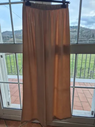 Completo beige: pantaloni gamba larga e top