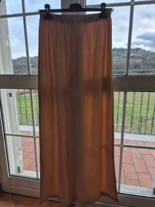 Completo beige: pantaloni gamba larga e top