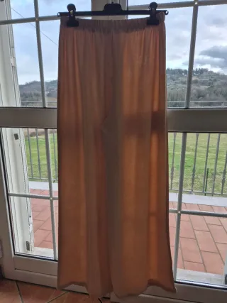 Completo beige: pantaloni gamba larga e top