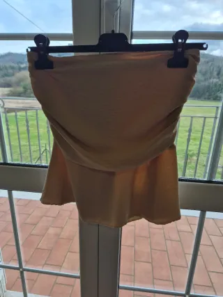 Completo beige: pantaloni gamba larga e top