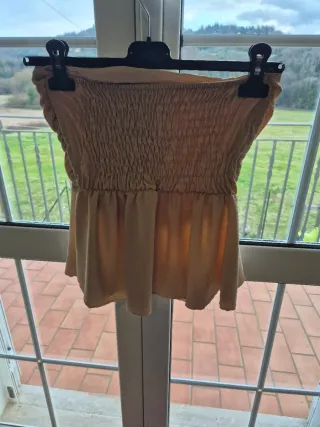 Completo beige: pantaloni gamba larga e top