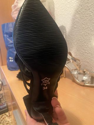 Zapatos de tacón negros 34-35 tacon dorado