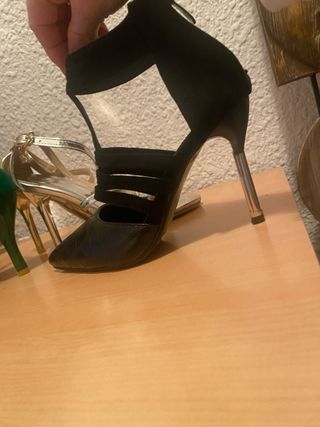 Zapatos de tacón negros 34-35 tacon dorado