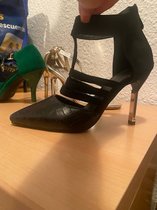 Zapatos de tacón negros 34-35 tacon dorado