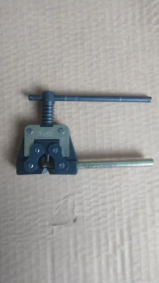 Herramienta para quitar eslabones en cadenas.