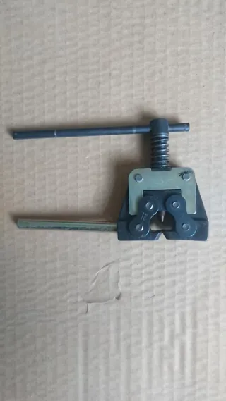 Herramienta para quitar eslabones en cadenas.