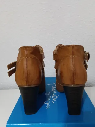 Botines marrones con hebillas