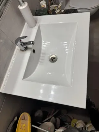 Mueble lavabo con grifo y lavabo