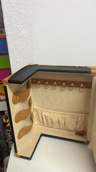 Joyero negro y marrón con compartimentos