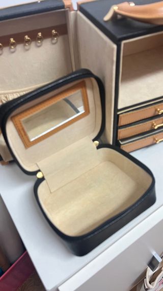 Joyero negro y marrón con compartimentos