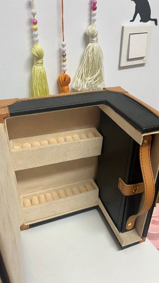 Joyero negro y marrón con compartimentos