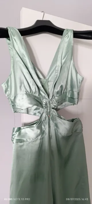 Vestido verde con abertura