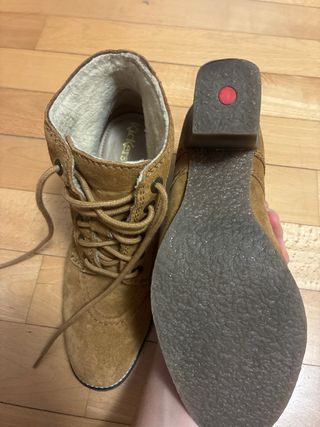 Botines Kickers serraje tacón marrón.