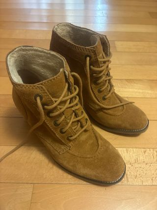 Botines Kickers serraje tacón marrón.