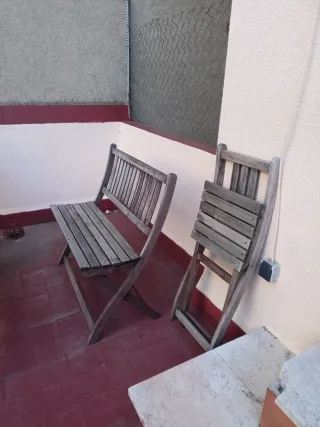 Banquito de madera y silla a juego.