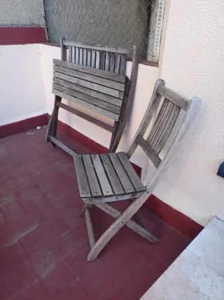 Banquito de madera y silla a juego.