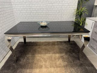 MESA DE COMEDOR DE CRISTAL Y PATAS CROMADAS