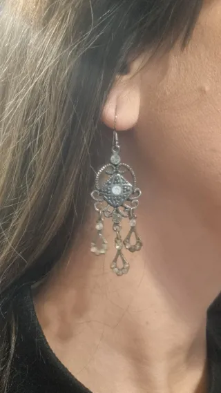 Pendientes largos plateados con pedrería