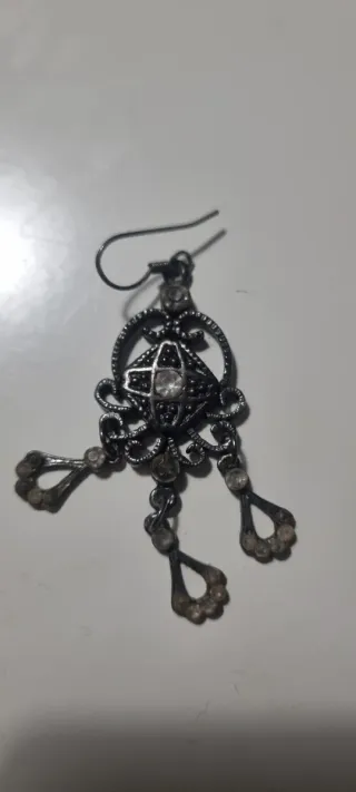 Pendientes largos plateados con pedrería