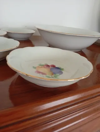 Plato de porcelana con frutas