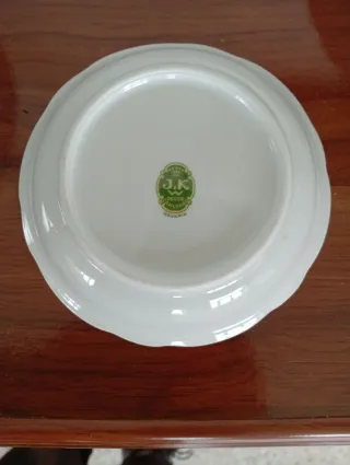 Plato de porcelana con frutas