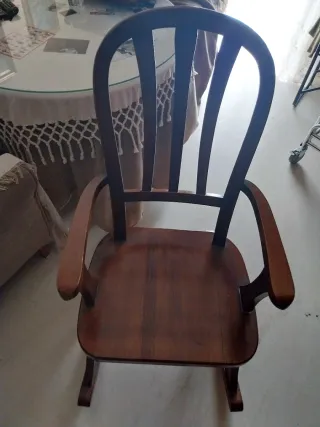 2 Poltrone a Dondolo in Legno Marrone. Entrambe a 70€