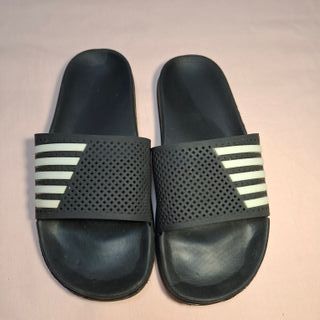 Chanclas negras tipo pala