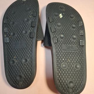 Chanclas negras tipo pala