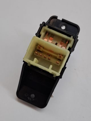 MANDO ELEVALUNAS DELANTERO DERECHO KIA STONIC