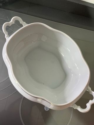 Sopera porcelana blanca con detalles dorados