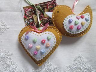 Decorazioni in feltro. Cuore e uccellino. 2pz