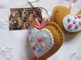 Decorazioni in feltro. Cuore e uccellino. 2pz