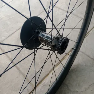 Rueda delantera carbono tubeless carretera