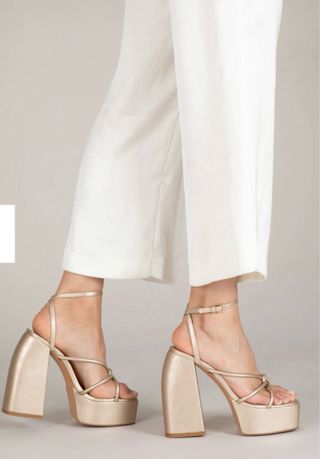 Tacones MIM dorados plataforma, modelo “DAN”