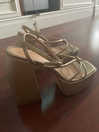 Tacones MIM dorados plataforma, modelo “DAN”
