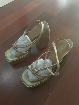 Tacones MIM dorados plataforma, modelo “DAN”