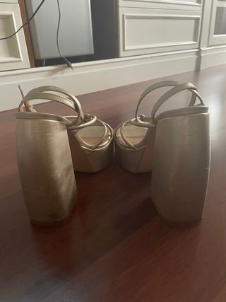 Tacones MIM dorados plataforma, modelo “DAN”